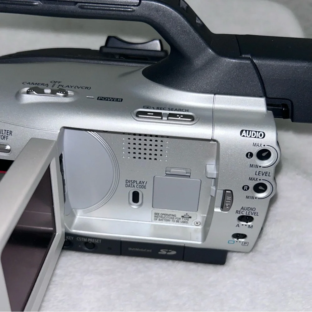 CANON DM-XM2 E - 3CCD DIGITAL VIDEO CAMCORDER XM2 PAL (TURNS ON) UNTESTED